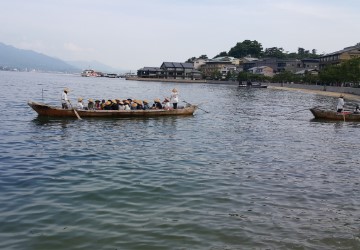 宮島海邊的舢舨